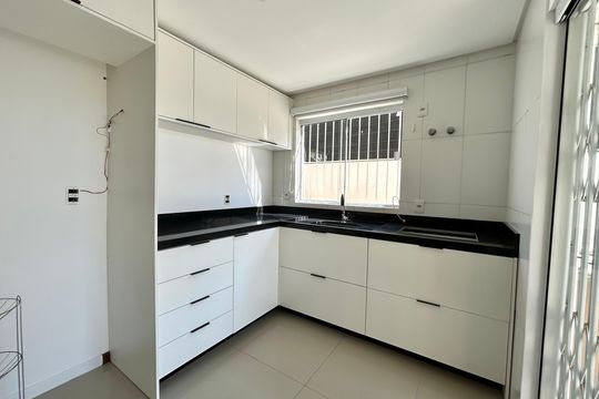 Cozinha de casa para alugar com 3 quartos, 145m² em Rio Tavares, Florianópolis