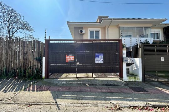 Fachada de casa para alugar com 3 quartos, 145m² em Rio Tavares, Florianópolis