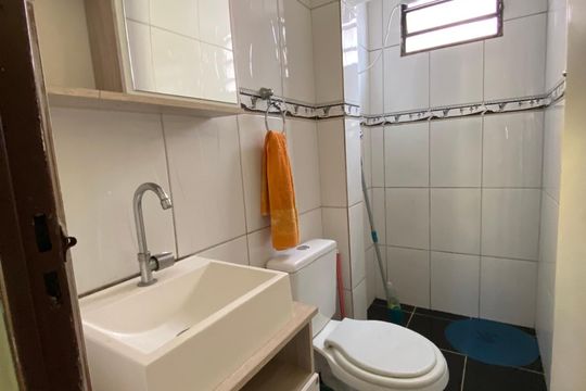 Banheiro de apartamento para alugar com 2 quartos, 49m² em Conjunto Promorar Raposo Tavares, São Paulo