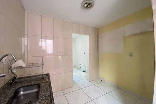 Cozinha de apartamento para alugar com 2 quartos, 49m² em Conjunto Promorar Raposo Tavares, São Paulo