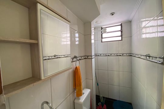 Banheiro de apartamento para alugar com 2 quartos, 49m² em Conjunto Promorar Raposo Tavares, São Paulo