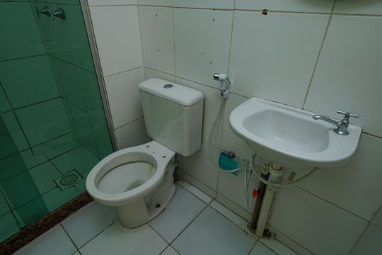 Banheiro social de apartamento para alugar com 2 quartos, 43m² em Cosmos, Rio de Janeiro