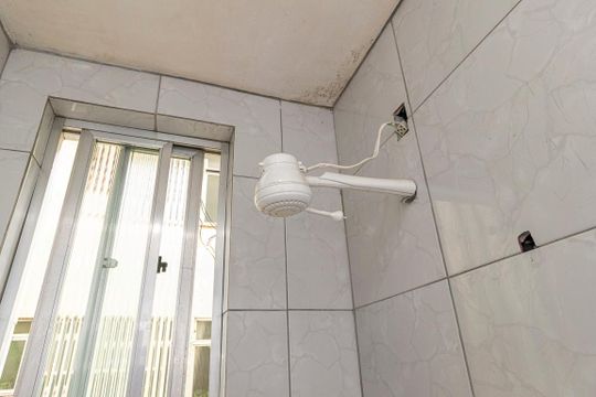 Banheiro de apartamento para alugar com 1 quarto, 46m² em Vigário Geral, Rio de Janeiro