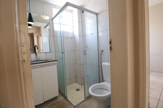 Banheiro Social de apartamento para alugar com 2 quartos, 55m² em Brasil, Uberlândia