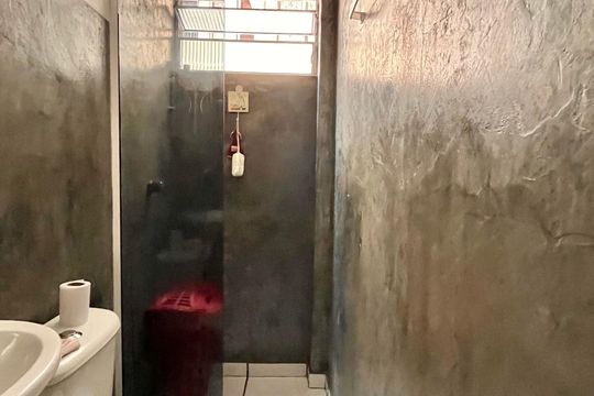 Banheiro de serviço de apartamento para alugar com 3 quartos, 200m² em Copacabana, Rio de Janeiro