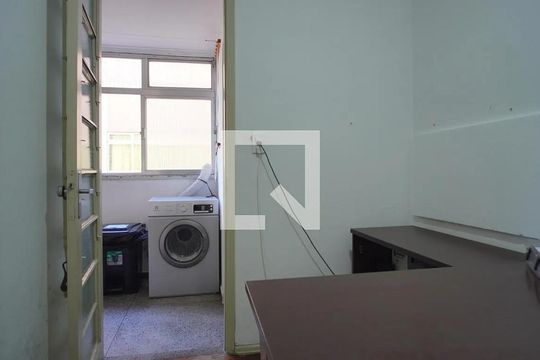 Área de serviço de apartamento para alugar com 4 quartos, 130m² em Vila Ipiranga, Porto Alegre