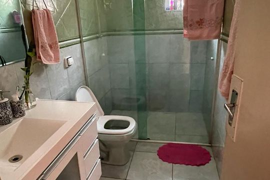 Banheiro de casa à venda com 2 quartos, 138m² em Jardim das Flores, São Paulo
