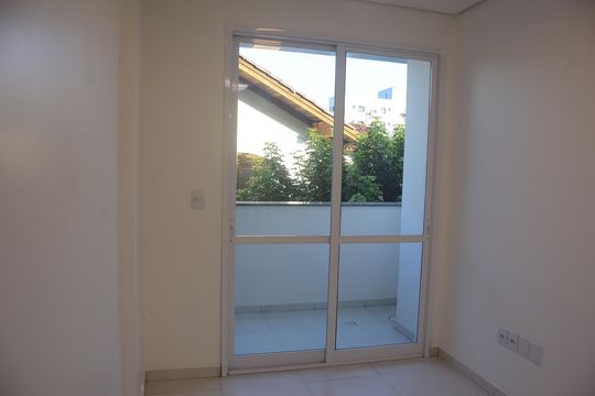 Saída para sacada de apartamento para alugar com 3 quartos, 68m² em Vila Vista Alegre, Cachoeirinha