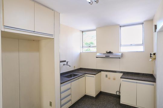 Cozinha de apartamento à venda com 4 quartos, 180m² em Funcionários, Belo Horizonte