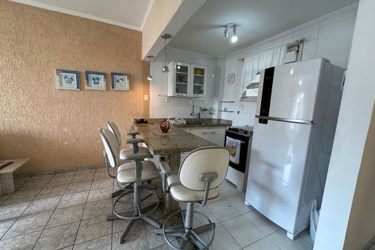Cozinha de apartamento para alugar com 1 quarto, 44m² em Vila Jaguara, São Vicente