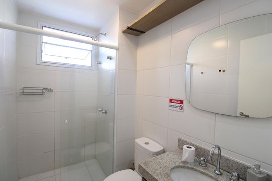 Banheiro da suíte de apartamento para alugar com 2 quartos, 79m² em Barra Olímpica, Rio de Janeiro