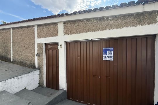 Fachada de casa à venda com 5 quartos, 110m² em Fonte Grande, Contagem