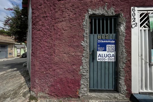 Fachada+Placa  de casa para alugar com 2 quartos, 60m² em Conjunto Residencial José Bonifácio, São Paulo
