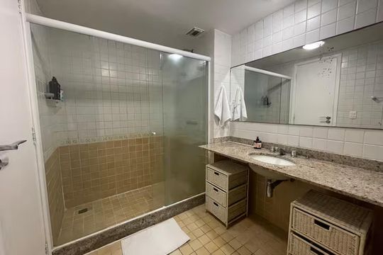 Banheiro de apartamento para alugar com 1 quarto, 50m² em Recreio dos Bandeirantes, Rio de Janeiro