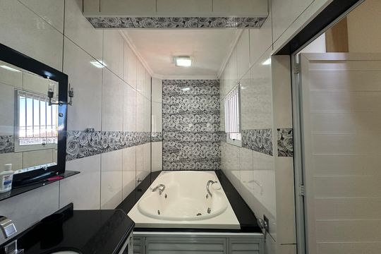 Banheiro da Suíte 2 de casa à venda com 3 quartos, 308m² em Jardim Julio, Barueri
