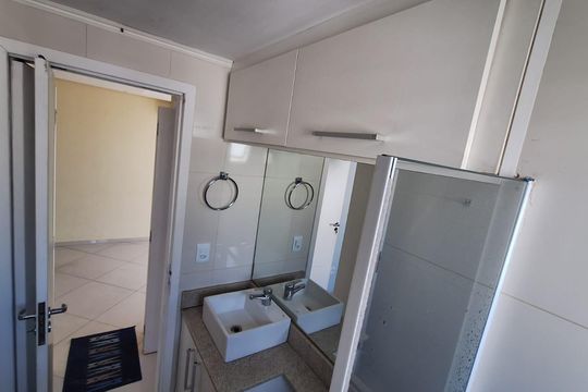 Banheiro de apartamento para alugar com 1 quarto, 50m² em Vila Antonieta, São Paulo