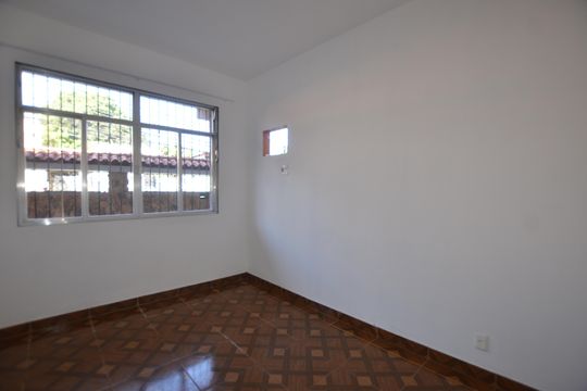 Quarto 1 de casa para alugar com 2 quartos, 200m² em Marechal Hermes, Rio de Janeiro