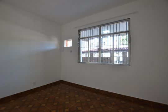 Sala de casa para alugar com 2 quartos, 200m² em Marechal Hermes, Rio de Janeiro