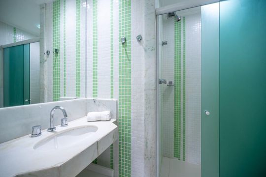 Banheiro de apartamento para alugar com 2 quartos, 64m² em Barra da Tijuca, Rio de Janeiro