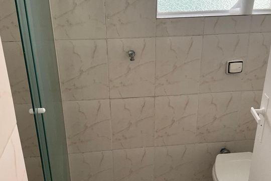Banheiro de apartamento para alugar com 1 quarto, 25m² em Pinheiros, São Paulo