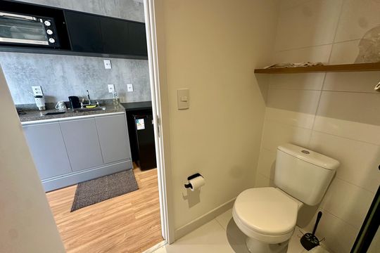 Banheiro de kitnet/studio para alugar com 1 quarto, 23m² em Brooklin, São Paulo