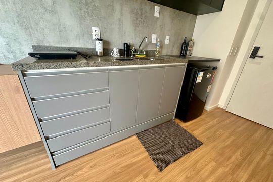 Cozinha de kitnet/studio para alugar com 1 quarto, 23m² em Brooklin, São Paulo