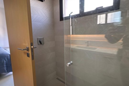 Banheiro da suíte de apartamento à venda com 4 quartos, 204m² em Setor Bueno, Goiânia