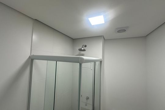 Banheiro de apartamento para alugar com 2 quartos, 42m² em Catiapoã, São Vicente