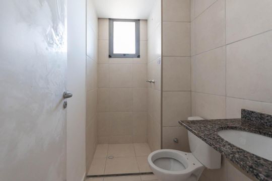 Banheiro de kitnet/studio para alugar com 0 quarto, 30m² em Santo Cristo, Rio de Janeiro