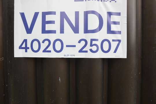 Placa instalada de casa à venda com 2 quartos, 100m² em Vila Valqueire, Rio de Janeiro