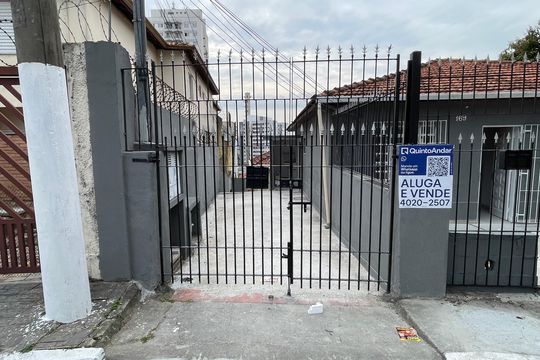 Fachada com plaquinha: ECZZ-284 de casa para alugar com 2 quartos, 100m² em Jaguaré, São Paulo