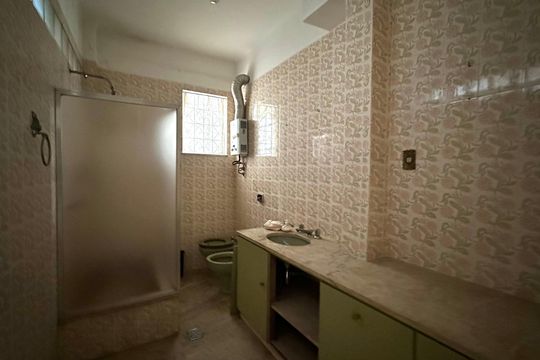 Banheiro social de apartamento à venda com 2 quartos, 110m² em Copacabana, Rio de Janeiro