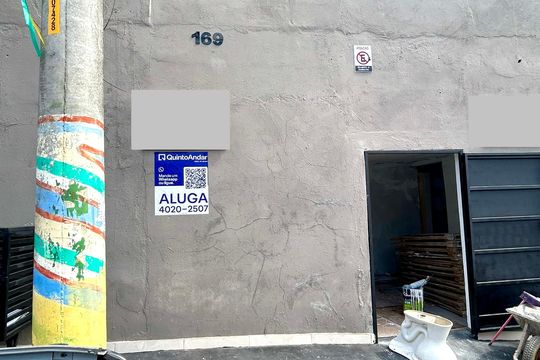 Placa grande instalada na fachada do imóvel de casa para alugar com 1 quarto, 70m² em Recreio São Jorge, Guarulhos
