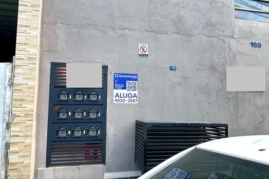 Placa instalada na fachada do imóvel de casa para alugar com 1 quarto, 60m² em Recreio São Jorge, Guarulhos