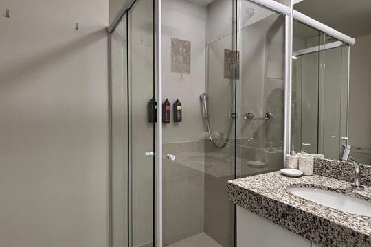Banheiro de kitnet/studio para alugar com 1 quarto, 29m² em Vila Nova Conceição, São Paulo