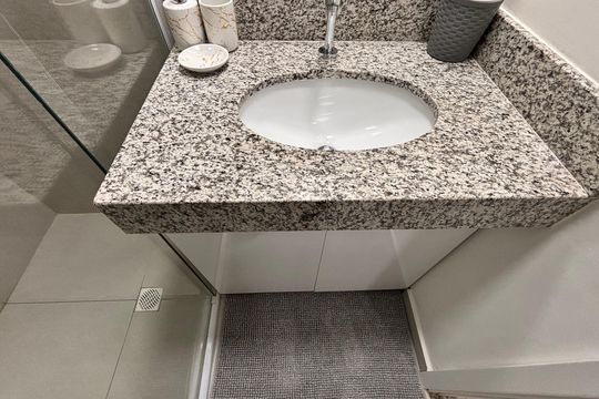 Banheiro de kitnet/studio para alugar com 1 quarto, 29m² em Vila Nova Conceição, São Paulo