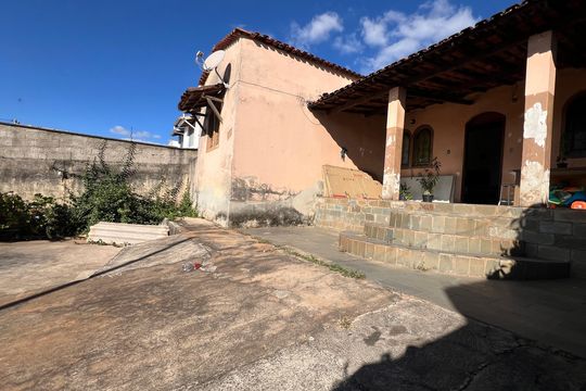 Garagem de casa à venda com 4 quartos, 100m² em Parque Xangri-lá, Contagem