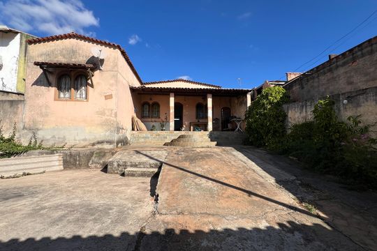 Garagem de casa à venda com 4 quartos, 100m² em Parque Xangri-lá, Contagem
