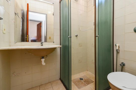 Banheiro social de apartamento à venda com 2 quartos, 41m² em Sagrada Família, Belo Horizonte