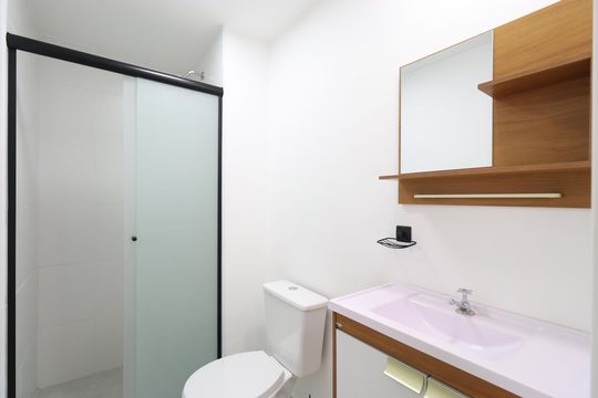 Banheiro social  de apartamento para alugar com 2 quartos, 38m² em Lapa de Baixo, São Paulo
