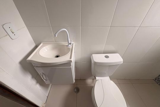 Banheiro de apartamento à venda com 2 quartos, 42m² em Vila Curuçá, Santo André