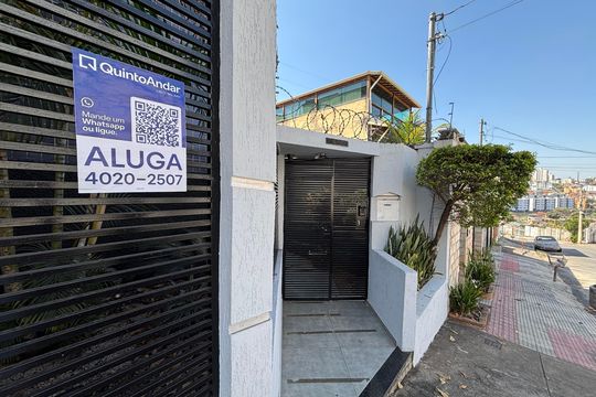 Plaquinha Instalada de apartamento para alugar com 2 quartos, 50m² em Planalto, Belo Horizonte