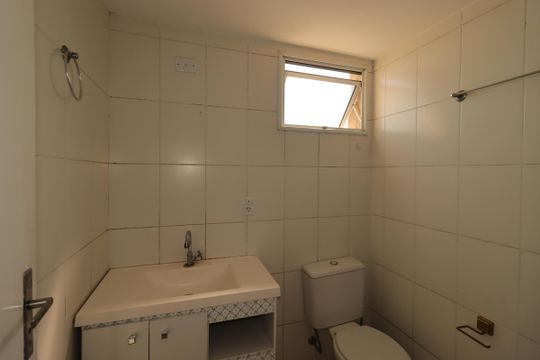 Banheiro de apartamento à venda com 2 quartos, 50m² em Parque Erasmo Assunção, Santo André