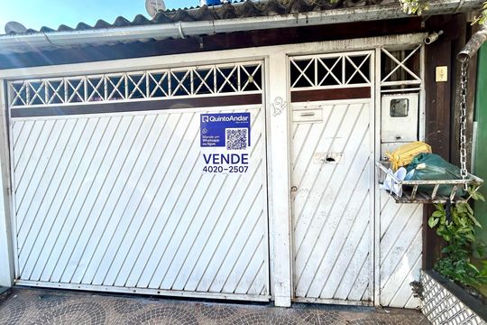 Placa instalada na fachada do imóvel de casa à venda com 2 quartos, 75m² em Parque Industrial Cumbica, Guarulhos