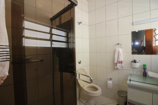 Banheiro 1 de casa para alugar com 2 quartos, 99m² em Jardim Cotinha, São Paulo