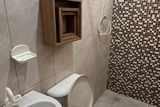 Banheiro de casa de condomínio para alugar com 2 quartos, 56m² em Parque Sao Vicente, Belford Roxo