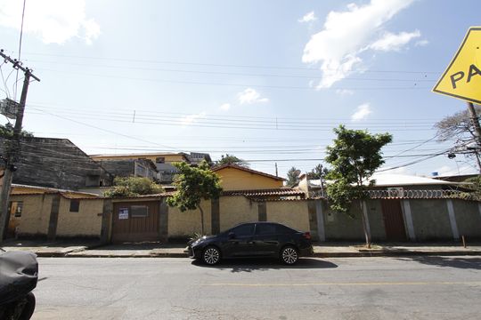 Fachada de casa à venda com 6 quartos, 574m² em Vila Amaral, Belo Horizonte