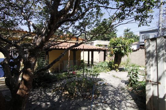 Quintal de casa à venda com 6 quartos, 574m² em Vila Amaral, Belo Horizonte