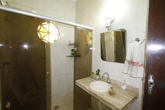 Banheiro 1 de casa à venda com 6 quartos, 574m² em Vila Amaral, Belo Horizonte