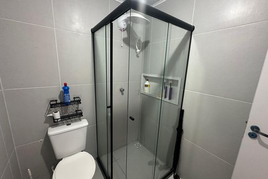 Banheiro de apartamento para alugar com 2 quartos, 50m² em Catiapoã, São Vicente